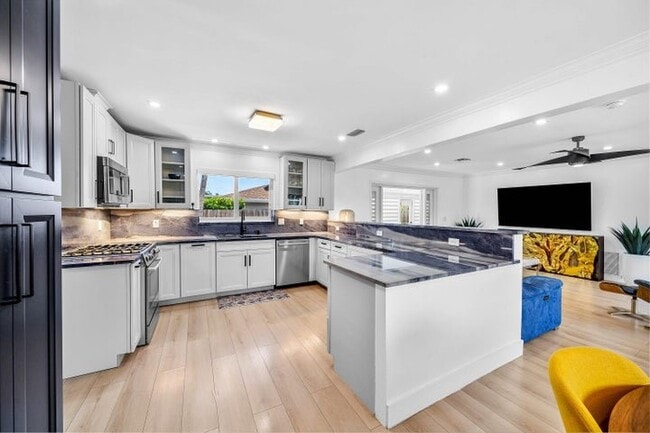 Photo - 2866 SW 8th St