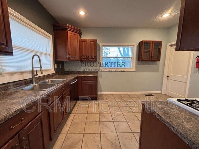 Photo - 414 W King St