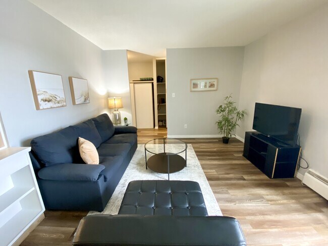 Photo - 8310-8310 Jasper Ave