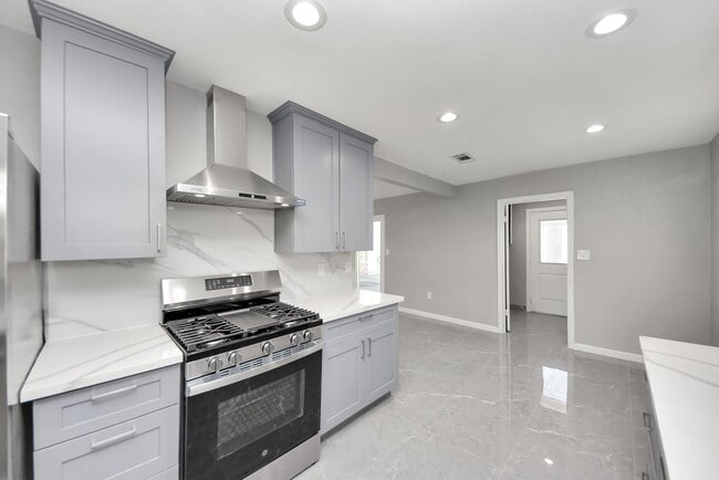 Photo - 7718 Romney Rd