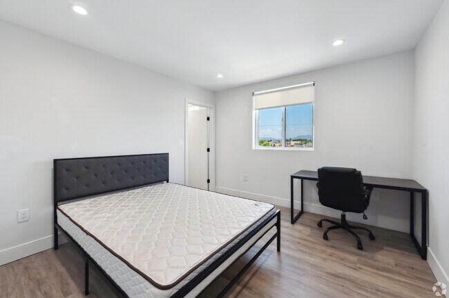 MH 1252 W 37th St