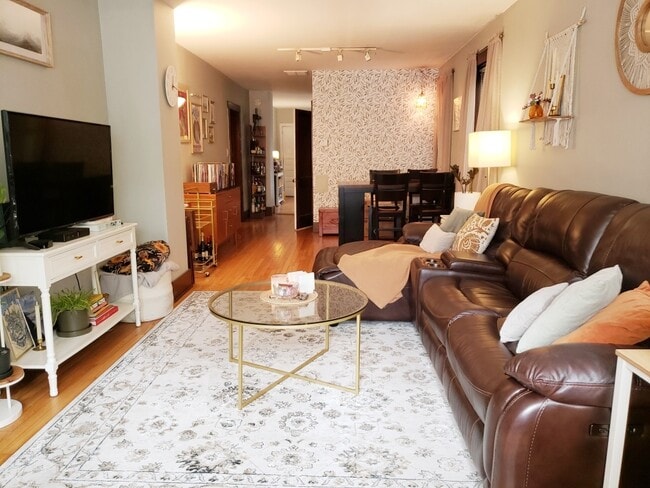 Photo - 1530 W Diversey Pkwy