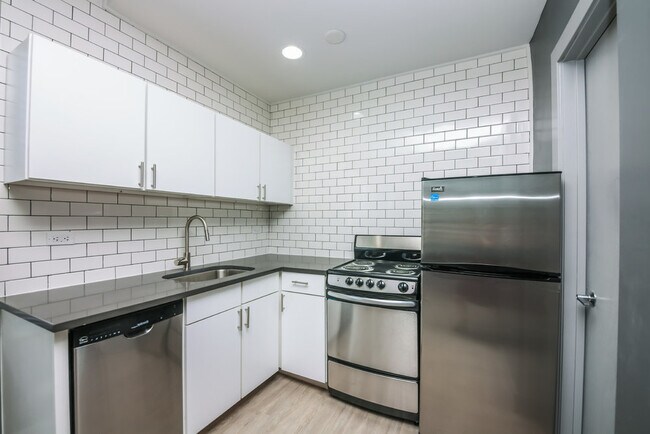 Photo - 944 W Montrose Ave