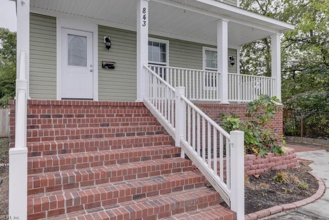 Photo - 843 W 51st St