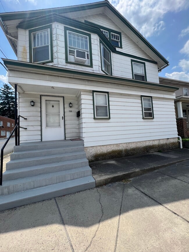 Building Photo - 733 York St