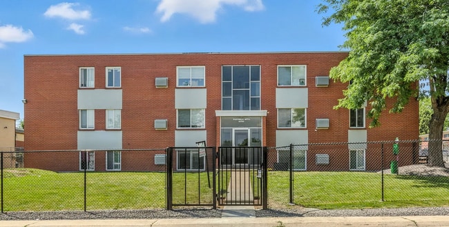 Building Photo - Beautifully Renovated 2 Bedroom Apartment with In-Unit Laundry & A/C Unit 2