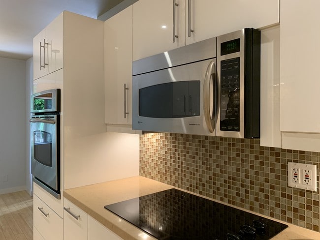 Building Photo - 1250 N Kings Rd Unit 301 Rental