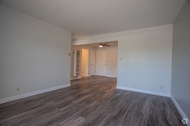 1BR, 1BA - 608 SqFt - Courtyard Apartments