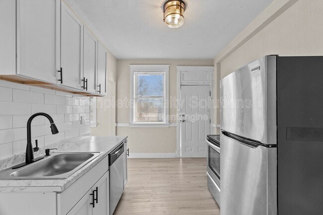 Building Photo - 4102 California Ave Unit 2n