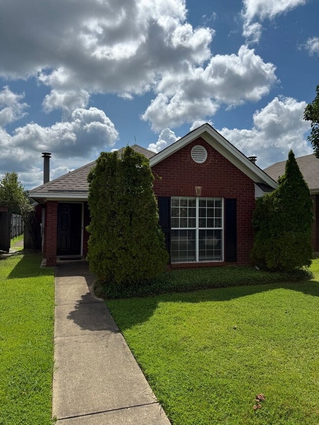 Building Photo - ** 3 Bed 2 Bath located in Thorington Trac... Rental