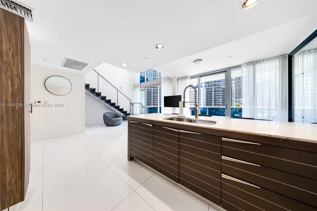 Building Photo - 200 Biscayne Blvd Way Unit 503