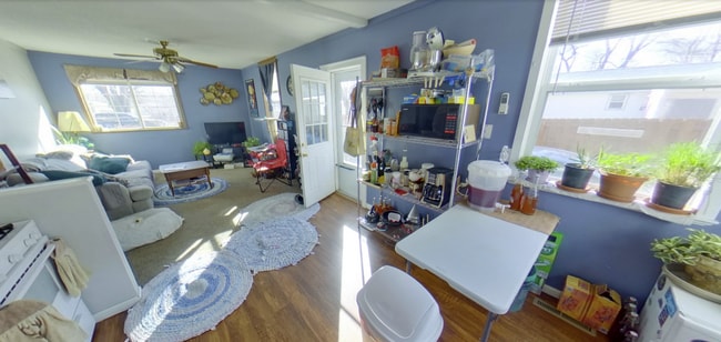 Building Photo - Updated Duplex + Washer & Dryer + Off-Stre... Rental