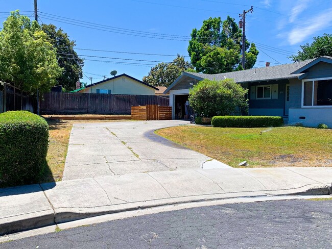 Building Photo - $4695 - 3 Bd/2 Ba Santa Clara Home on cul-de-sac with large backyard-Pets Possible with approval!