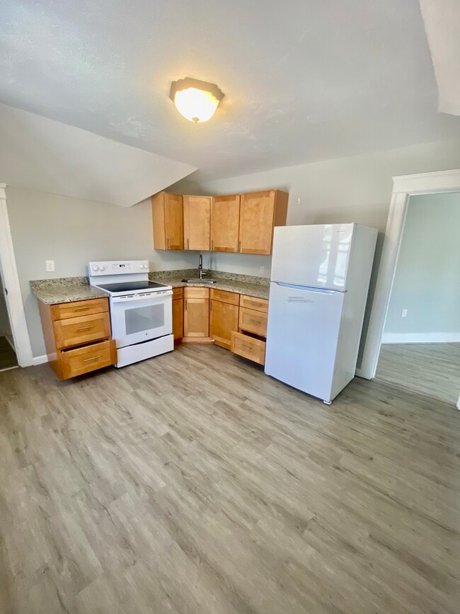 Building Photo - 127 June St Unit 3
