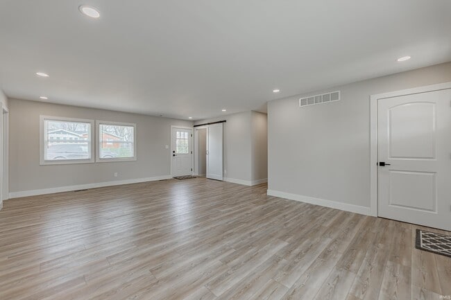 Photo - 911 Mayfair Dr