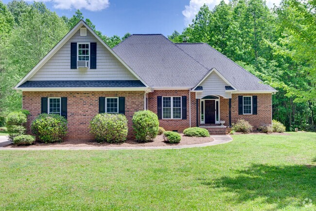 Building Photo - Beautiful 3 bedroom 2 bath Ranch with Bonu... Rental
