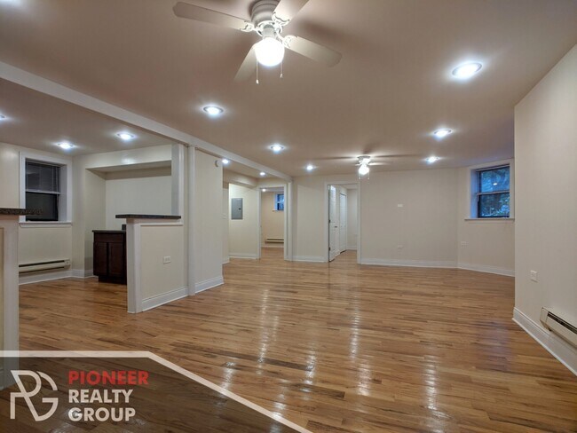 Building Photo - 1129 W Oakdale Ave Unit 1