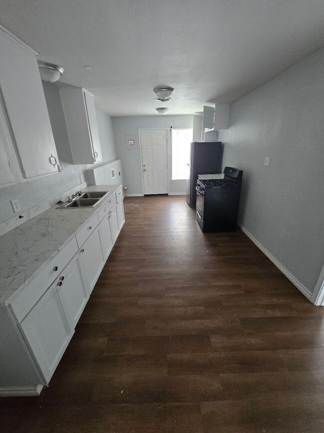 Photo - Freshly Remodeled 4-Bedroom Home in Deniso...