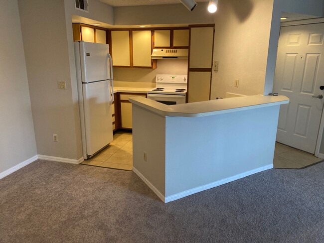 Building Photo - Venetian Place - 1323 Unit 1323