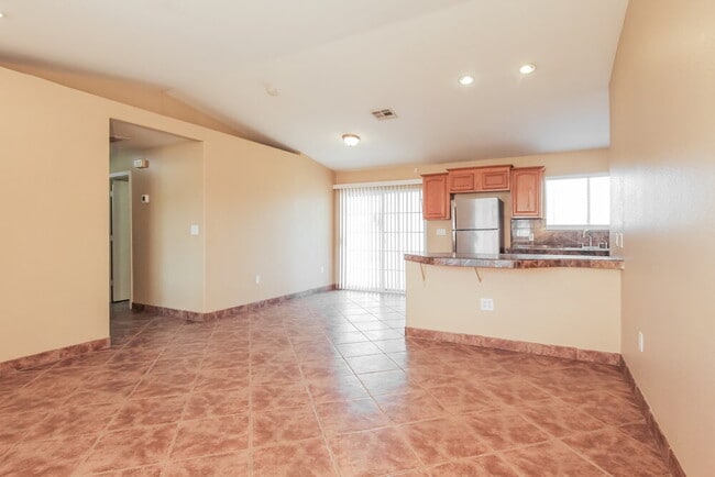 Photo - 305 E Gardenia Dr