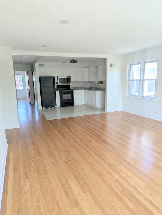 Building Photo - 5236 W Jackson Blvd Unit 2
