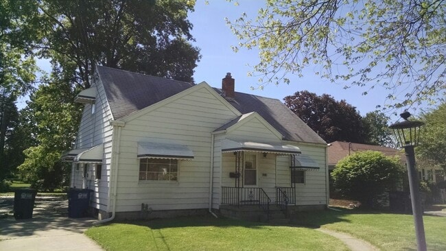 Building Photo - 3 Bedroom, 1 Bath Home with Hardwood Floors!