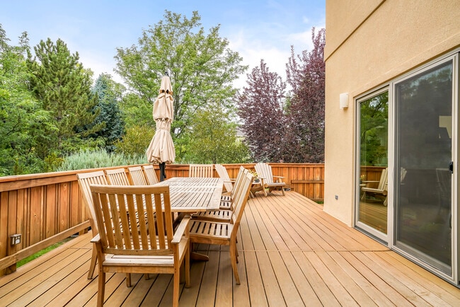 Photo - 534 Sawtooth Point