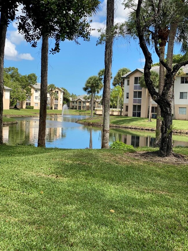 Building Photo - 9899 Westview Dr Unit 527