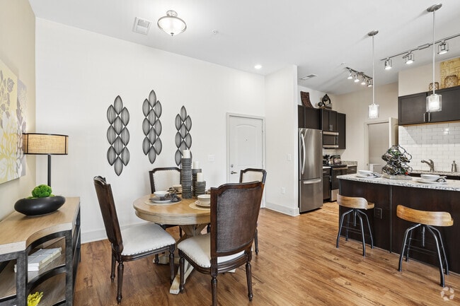 B1 SR 2BR, 2BA - 1,150SF - Comedor