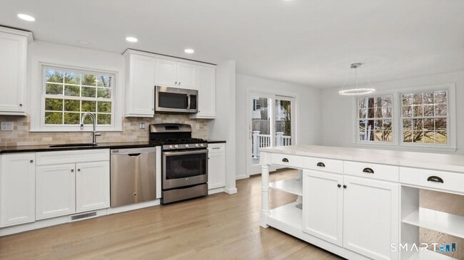 Photo - 519 E Putnam Ave