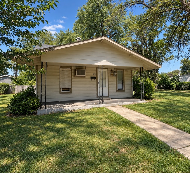 Photo - 721 W Della St