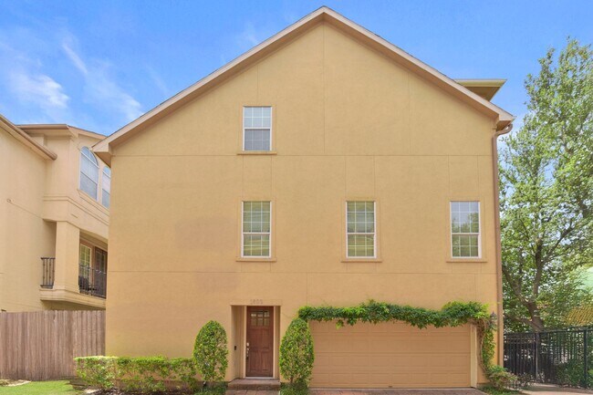 Gated Serenity Just Steps from Downtown - Gated Serenity Just Steps from Downtown House