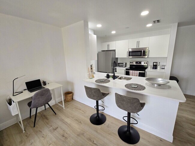 Photo - 5447 Vineland Rd