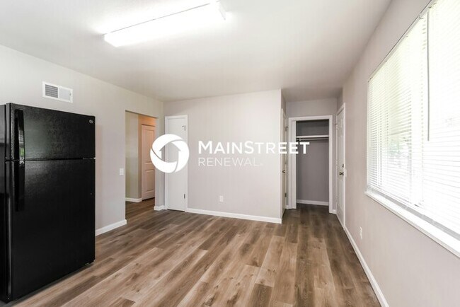 Photo - 3 Bedroom Pet-Friendly Home in St. Louis, MO with Main Street Renewal