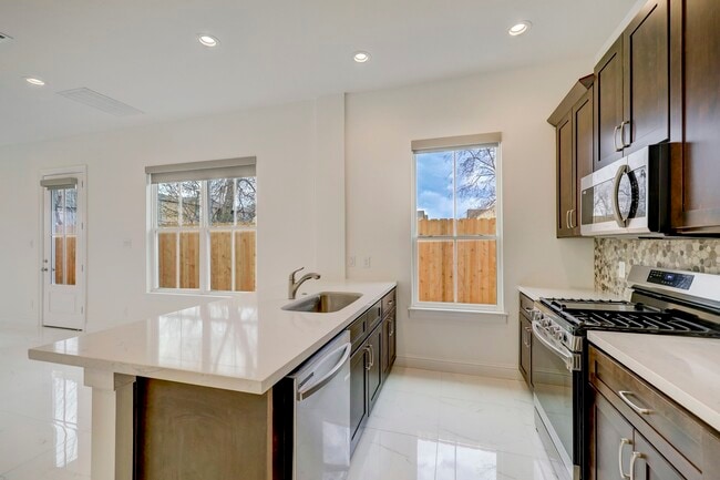 Photo - 2133 Naomi St