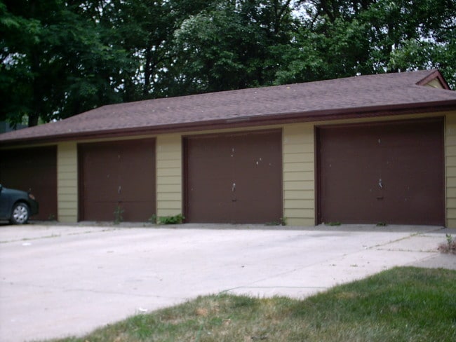 Garage included in rent - 924 Kellogg Ave Unit #2