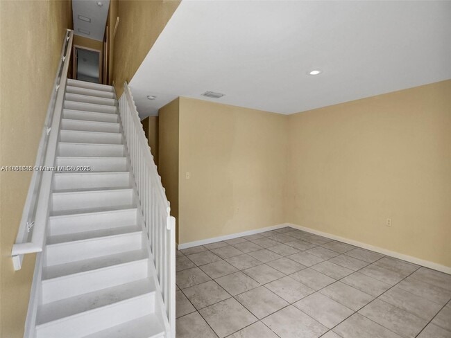 Photo - 425 NW 40th Ct