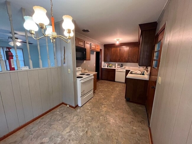 Photo - 472 E Jordan Ave