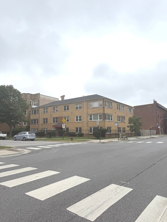 Building Photo - 6700 S Paxton Ave Unit 102