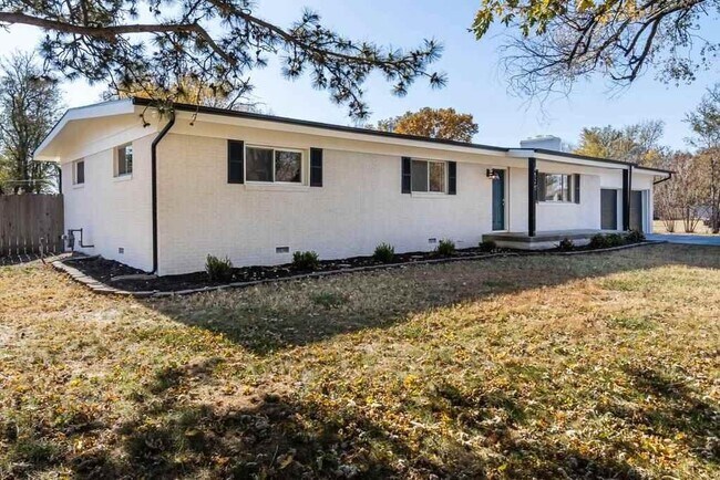 Photo - 6525 W University St