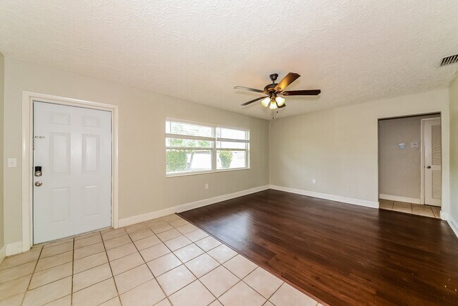 Photo - 5423 25th St W