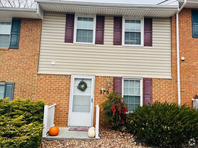 Building Photo - 2 Bedroom, 1.5 Bath Townhouse
