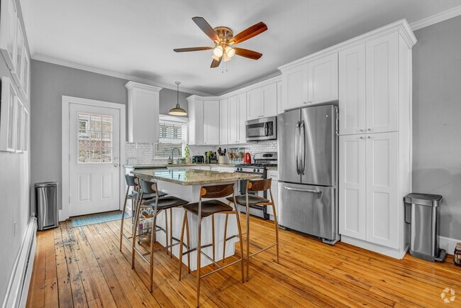 Building Photo - 210 W 8th St Unit SF Rental