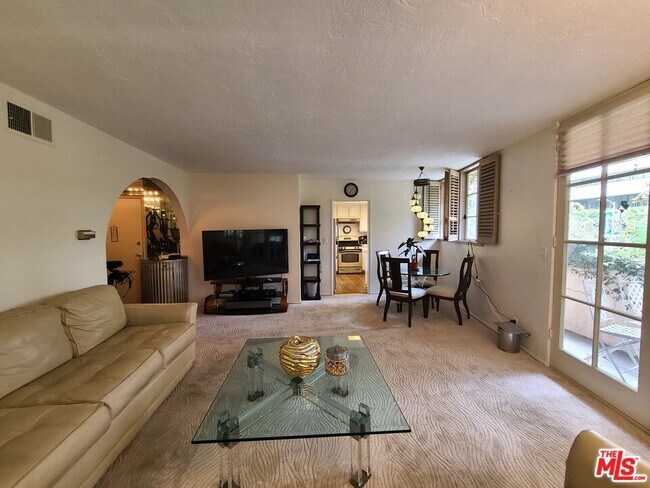 Photo - 933 Hilgard Ave Unidad 301