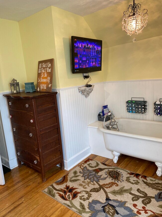 Clawfoot tub - 710 N Main St