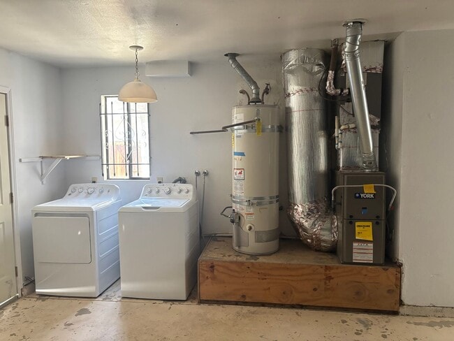 Building Photo - 3 BEDROOM 2 BATH  VICTORVILLE HOME