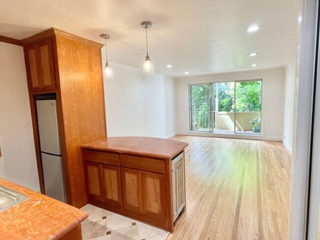 Photo - Prime Nob Hill Remodeled Condo, Private Balcony, Parking, Pet ok – PROGRESSIVE Unit 206