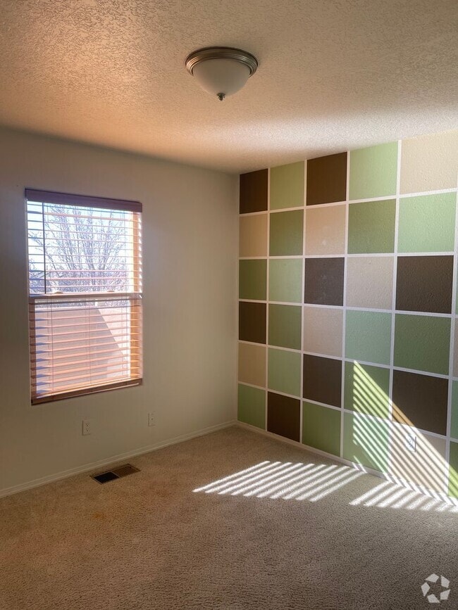 Building Photo - Must see. Rental