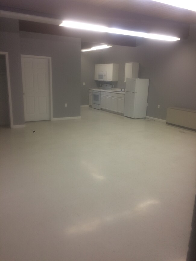 Building Photo - 208 Center St Rental
