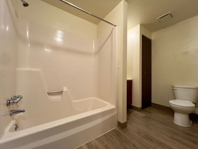 Photo - Cozy One Bedroom Apartment! Exposed Brick ... Unidad 103